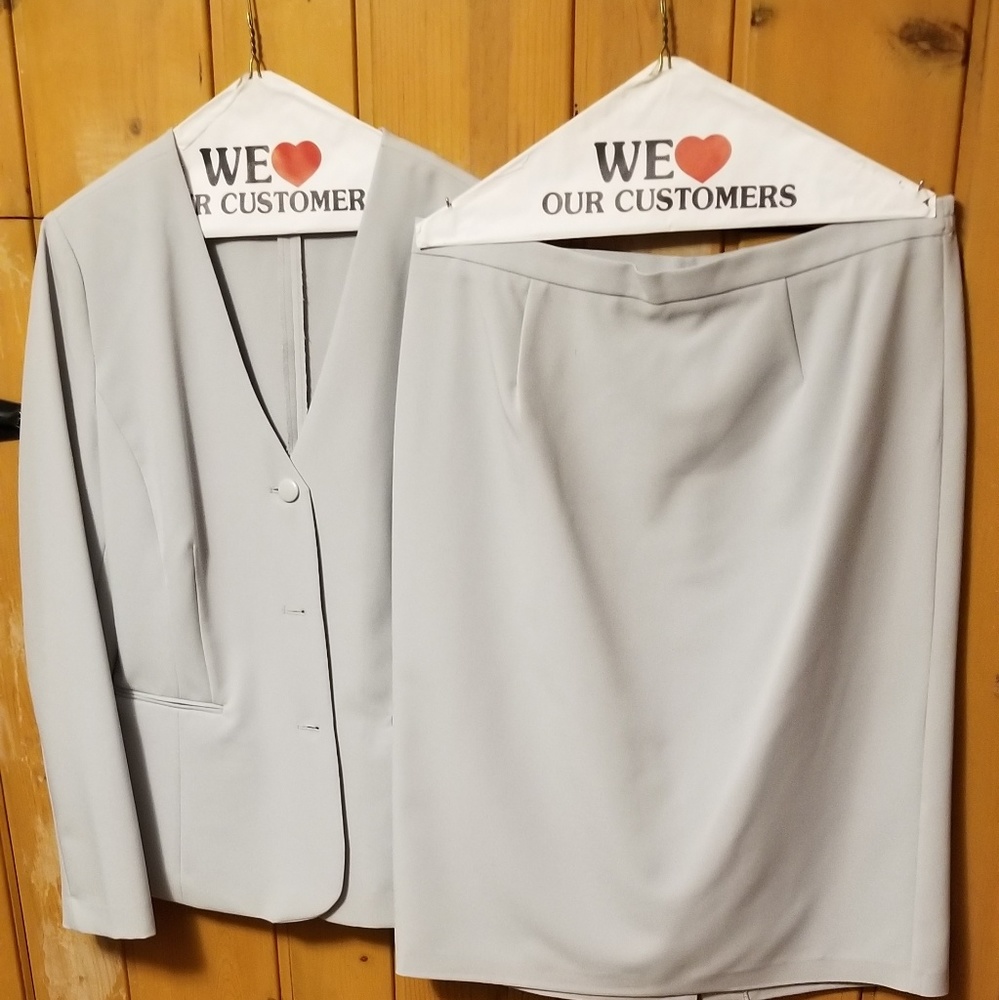 Light gray/silver skirt suit